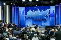 Путин: Семьи не должны чувствовать снижение уровня достатка при появлении ребенка