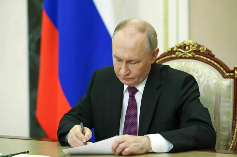 Путин поручил разработать программу по всестороннему изучению русского народа
