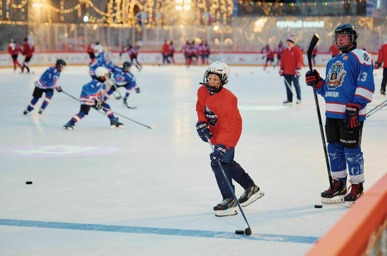 Молодежь из новых регионов сыграла со звездами российского хоккея