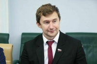 Сенатор Карякин предложил усилить пропаганду семейных ценностей в интернете