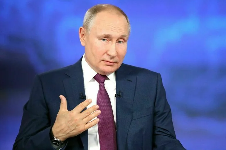Путин призвал заранее готовить ответы на вызовы в сфере ИИ
