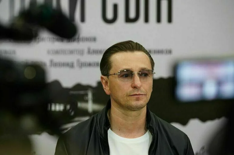 Безруков потребовал 500 тысяч рублей компенсации за продажу масок с его лицом