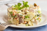 В Роспотребнадзоре рассказали, как избежать пищевого отравления в праздники