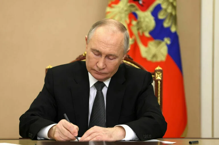 Путин передал активы Canpack и Rockwool под временное управление