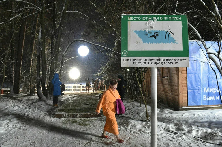 Врач предупредил об опасности купаний в проруби для неподготовленных людей