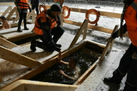 Врач предупредил, что погружение в ледяную воду может вызвать проблемы со здоровьем