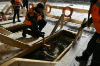 Врач предупредил, что погружение в ледяную воду может вызвать проблемы со здоровьем