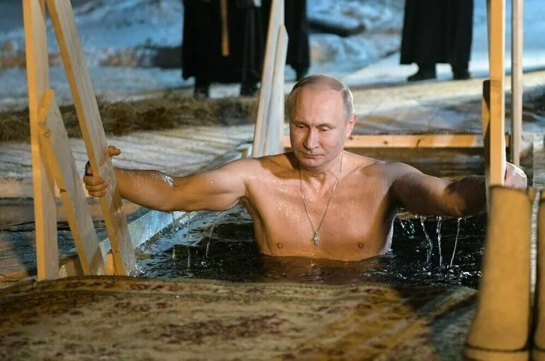 Песков: Путин на Крещение по традиции окунулся в прорубь