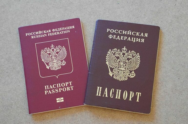 ТАСС: В российские загранпаспорта перестанут вписывать детей
