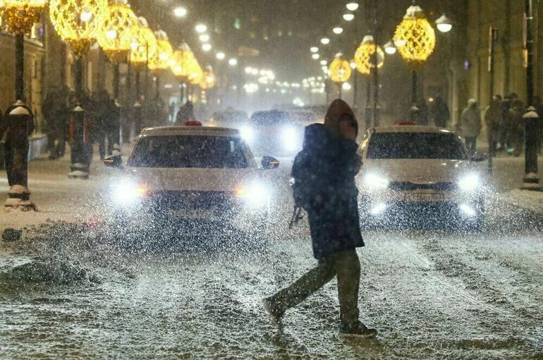 Ограничить рост цен на такси во время снегопадов предложили в Госдуме