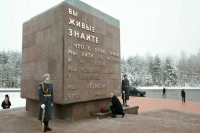 Путин возложил цветы к монументу на Невском пятачке