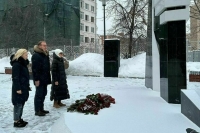 Депутаты возложили цветы к памятнику героям сопротивления в нацистских лагерях