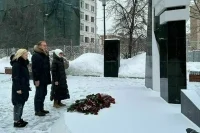 Депутаты возложили цветы к памятнику героям сопротивления в нацистских лагерях