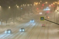 Автомобилистам напомнили о правилах безопасного вождения в снегопады и метель