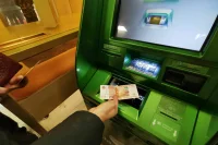 Внесение наличных через банкоматы могут ограничить 1 миллионом рублей в месяц