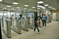 В московском метрополитене объяснили, когда могут досматривать телефоны пассажиров