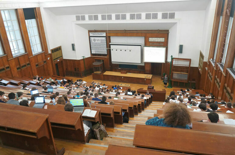 Фальков назвал специальности, на которые сократят платные места в вузах