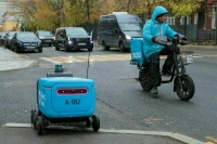 Суд отменил штраф для робота-курьера за нарушение ПДД