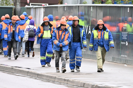 Мигрантов начнут готовить к жизни в России уже на борту самолета