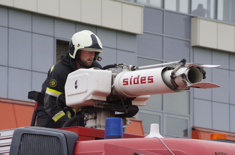 На парковке в Москве загорелся автомобиль