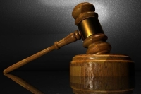 Суд арестовал на 15 суток трех мужчин, повесивших замок на вход в офис Роскомнадзора