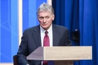 Песков: Кремль не планирует судиться из-за масок с лицом Путина