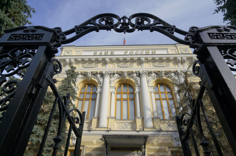 ЦБ призвал банки проверять наличие согласия родителей при открытии счетов детям