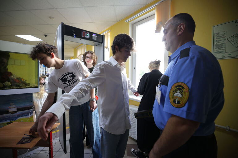 В пунктах сдачи ЕГЭ сделают акцент на безопасность после школьных нападений