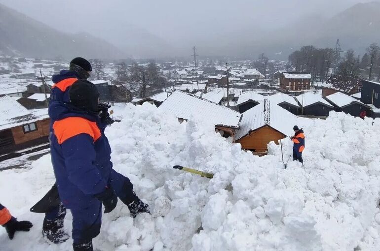 На Архызе в Карачаево-Черкесии лавина сошла на два кемпинга и автомобиль