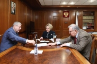 Матвиенко представили печатный подлинник Манифеста о преобразовании Госсовета