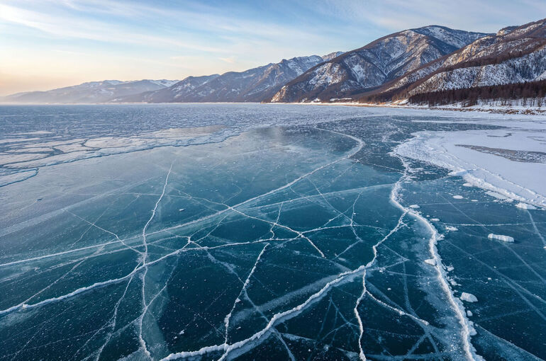 На Байкале погибла группа туристов, провалившись под лед