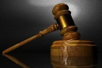 Сенатор предложил возложить на должника расходы на отправку копий судебного приказа