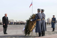 Володин возложил цветы к Вечному огню в Парке Победы