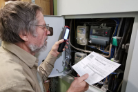 Одиноких пенсионеров предложили освободить от оплаты ЖКУ