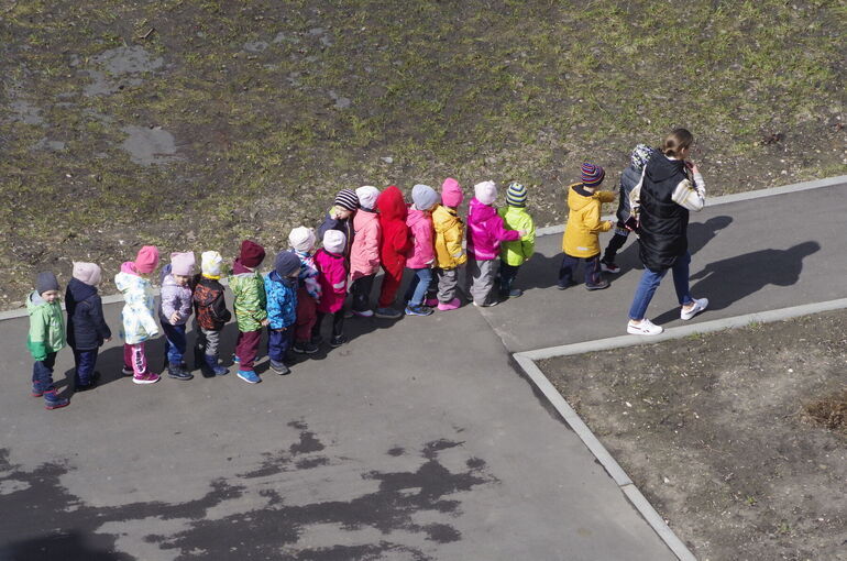 Путин поручил провести мониторинг мер о продлении времени работы детсадов