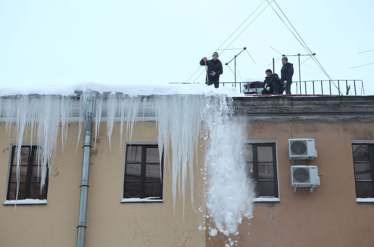 Ты туда не ходи, ты сюда ходи: как получить компенсацию, если на вас с крыши упал снег
