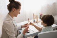 Логопедов и дефектологов предложили включить в состав выездных бригад для помощи детям-сиротам    