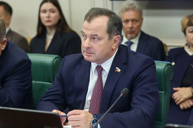 Сенатор: Закрытие Ормузского пролива создает дополнительный спрос на нефть из РФ