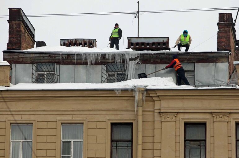 Москвичей предупредили о падении сосулек с крыш домов