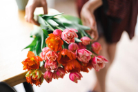 Россиян предупредили о мошеннических схемах с доставкой цветов к 8 Марта