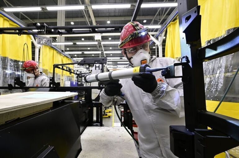 В 2025 году больше всего работающих неполный день было в автотранспортной отрасли