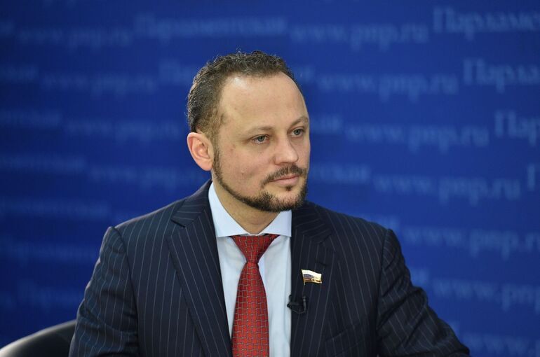 Депутат: Пассажир может потребовать деньги за получасовую задержку рейса