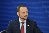 Депутат: Пассажир может потребовать деньги за получасовую задержку рейса