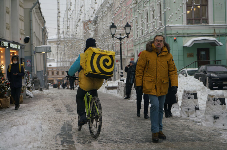 Курьеров предложили штрафовать за доставку вейпов и энергетиков несовершеннолетним