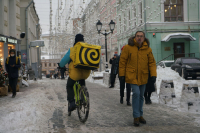 Курьеров предложили штрафовать за доставку вейпов и энергетиков несовершеннолетним