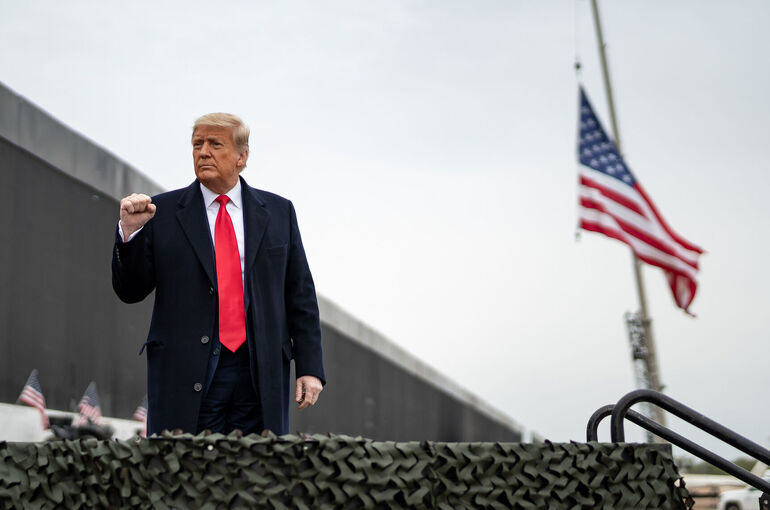 Трамп заявил, что полностью уничтожает режим Ирана в военном и экономическом плане