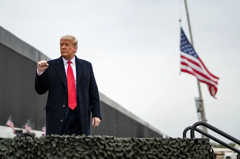 Трамп заявил, что полностью уничтожает режим Ирана в военном и экономическом плане