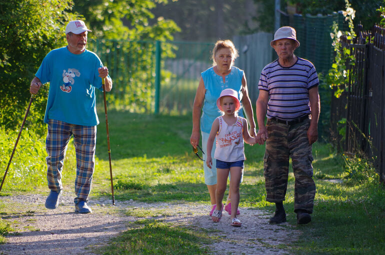 Пенсионерам предложили выдавать карты поддержки «Связи поколений»