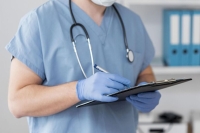 За принуждение врачей к отказу от проведения абортов предложили ввести штрафы