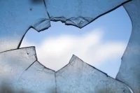 В результате атаки БПЛА в Краснодаре повреждены несколько домов и 17 машин